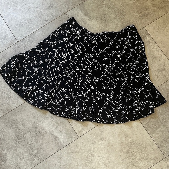 3/$20 bundle deal!!!!!Casual Black and White printed boho Skirt - Picture 2 of 4